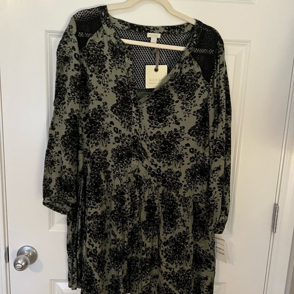 Hinge Black and Green Button Up Lace Back Dress - Picture 6 of 7